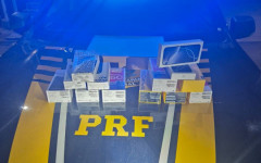 PRF apreendeu 14 celulares de várias marcas e uma antena Starlink dentro de um VW Gol. 