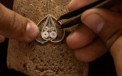 O dossiê de registro ressalta que a ourivesaria de Natividade emerge como um bem cultural que vai além da simples confecção de joias de ouro e prata