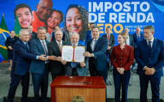 Presidente Lula durante a cerimônia de sanção da lei que amplia a faixa de isenção do Imposto de Renda Pessoa Física (IRPF) para contribuintes que recebem até R$ 5 mil mensais