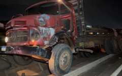 Caminhão parou no canteiro central da pista