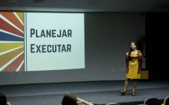 Luna Moreno durante oficina sobre curadoria e produção musical, mostrando caminhos para a profissionalização na cena local.