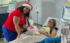 Paciente da Fundação Pró-Rim recebem carinho e esperança com a campanha Natal Solidário, que leva panetones e atenção à rotina da hemodiálise.