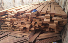 Na sequência, a equipe realizou a verificação do compartimento de carga, onde encontrou madeira serrada, contrariando a informação inicial do motorista.