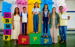 Fico muito feliz porque é a segunda vez que ganho. A prova da OBMEP faz a gente pensar bastante, porque tem muitas questões de raciocínio lógico. Contou a medalhista Maria Flor( ao centro da foto).