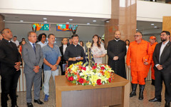 Foto 01 - Imagem peregrina de Nossa Senhora Aparecida foi recebida na manhã desta quarta-feira, 10, no Palácio Araguaia Governador José Wilson Siqueira Campos, por secretários, servidores, líderes religiosos e fiéis, em um momento marcado pela fé e devoçã