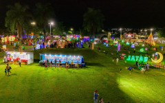 A Vila de Natal ficará montada no Parque Cimba até o dia 10 de janeiro de 2026, funcionando todos os dias, das 18h às 23h