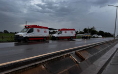 Atendimento do SAMU e da PRF na BR-153 após acidente fatal envolvendo carro e motocicleta.