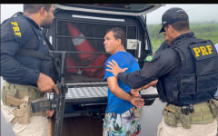 Momento em que o motorista do Ford Ka é preso pela PRF após acidente na BR-153 que resultou na morte de um pai e de um bebê de dois meses, em Araguaína.