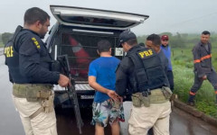Momento em que o motorista do Ford Ka é preso pela PRF após acidente na BR-153 que resultou na morte de um pai e de um bebê de dois meses, em Araguaína.