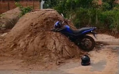 Moto ficou presa em um monte de terra. 