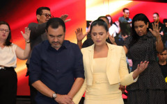 Primeira-dama e o governador Wanderlei recebem oração da igreja durante culto de ação de graças.