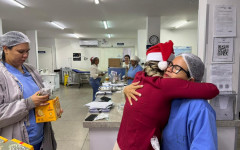 A alegria da técnica Lucimaura ao receber o mimo natalino.