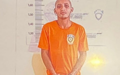 Renan Barros da Silva, de 26 anos, condenado por triplo homicídio, fugiu da Unidade de Tratamento Penal de Cariri do Tocantins na noite de quarta-feira (25); a Polícia Civil segue em busca do fugitivo.