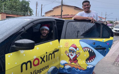 Carros da Maxim circularam por Araguaína com adesivação natalina, oferecendo corridas gratuitas aos passageiros durante a campanha de Natal.