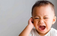 Em crianças menores pode ser um pouco mais difícil identificar a otite, já que elas não conseguem falar que sentem dor crédito
