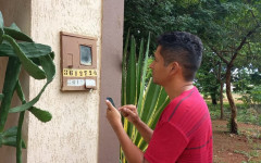 Nas zonas rurais, o leiturista vai até a propriedade no mínimo a cada três meses, em razão das longas distâncias entre propriedades e das condições de acesso. 