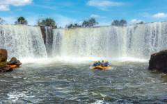 Com formato de ferradura, a Cachoeira da Velha é a maior do Jalapão e cenário de aventuras no Rio Novo.