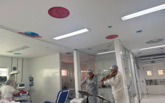 Atividade de musicoterapia integra a rotina da uti pediátrica do hospital municipal de araguaína, promovendo conforto e bem-estar às crianças internadas