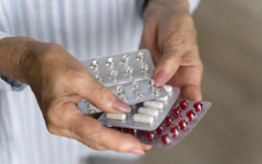 Especialista alerta para os riscos das interações medicamentosas e reforça a importância do uso correto e orientado de remédios para a segurança dos pacientes.