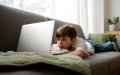 O problema está associado a fatores como uso prolongado de telas, longos períodos de foco em curtas distâncias e baixa exposição à luz natural.