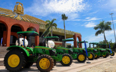 O governador Wanderlei Barbosa entrega tratores agrícolas para escolas da rede estadual, reforçando a importância do fortalecimento da educação do campo e do ensino prático, além de contribuir para a formação de mão de obra qualificada para o agronegócio 