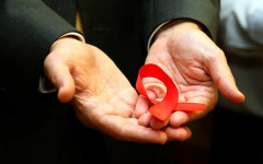 A indicação é para adultos e adolescentes a partir de 12 anos que estejam sob risco de contrair o vírus. Em 2025, Brasil alcançou a eliminação da transmissão vertical do HIV, quando ocorre da mãe para o bebê. 