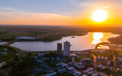 Podem ser isentos os contribuintes que possuam apenas um imóvel no Município e tenham idade superior a 60 anos, aposentados por invalidez ou com deficiência física, visual, auditiva, intelectual, psicossocial ou múltipla, além do contribuinte com renda fa