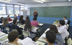 O piso salarial é o valor mínimo que professores devem ganhar no Brasil. 