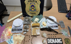  Durante a abordagem, os agentes encontraram várias porções de crack, maconha e cocaína.