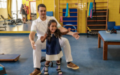 O acompanhamento multiprofissional tem sido fundamental para promover avanços no desenvolvimento e na qualidade de vida da paciente.