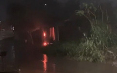 Morador registra foco de incêndio após raio atingir padrão de energia. 