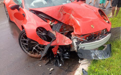 Porsche 911 ficou parcialmente destruído após colidir com um poste no canteiro central da avenida.