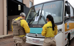 Os profissionais checam se os motoristas possuem Carteira Nacional de Habilitação (CNH) na categoria adequada à atividade e curso especializado para transporte escolar