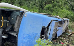 Mulher morre após ônibus tombar na BR-153, em Aliança do Tocantins