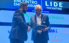 O governador Ronaldo Caiado recebe documento de propostas entregue pela ACIARA durante evento do LIDE, em Araguaína.