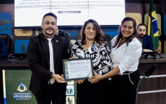Geolange Carvalho Ferreira, gestora da Escola Olavo Bilac, foi homenageada na Câmara de Araguaína por vencer etapa estadual do Prêmio Educador Transformador e representar o TO na fase nacional.