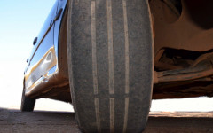  Além de multa e pontos na CNH, os pneus carecas representam um risco à segurança do condutor, passageiros e demais usuários da via, principalmente em pistas molhadas 