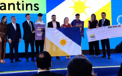 Diretores José Antônio e Amísia e os alunos Arthur Amorim e Samuel Botelho