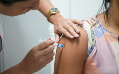 O município conta com 28 mil doses disponíveis, distribuídas em todas as Unidades Básicas de Saúde (UBS), que estão abastecidas para atender a demanda. 