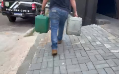 Galões com diesel comum encontrados com motorista suspeito de desviar combustível de caminhão de empresa durante ocorrência registrada em Araguaína.