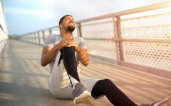 Ortopedista especialista em joelho durante avaliação clínica; diagnóstico precoce é fundamental para evitar o agravamento de lesões meniscais 