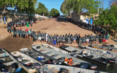 Voluntários do projeto Amigos do Rio com parte dos resíduos recolhidos durante ação de limpeza no Tocantins