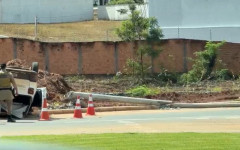 Poste ficou destruído e veículo danificado no acidente registrado na manhã deste domingo