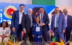 Aluna Maria Angellyna, ao lado do governador Wanderlei Barbosa, do presidente Luiz Inácio Lula da Silva e do ministro Camilo Santana, representando o protagonismo das crianças tocantinenses -