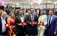 O governador Wanderlei Barbosa e a primeira-dama Karynne Sotero durante cerimônia em Brasília, onde o Tocantins foi condecorado com o Selo Ouro em Alfabetização.