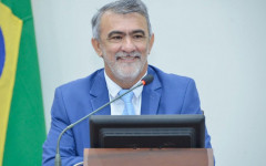 Deputado Amélio Cayres durante evento político; ele deixa o Republicanos e se filia ao MDB em cerimônia na capita