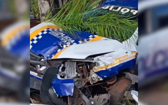 Viatura do 16º Batalhão ficou com a frente destruída após bater em poste e árvore na Avenida Tocantins, em Miracema 