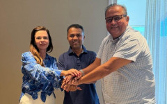 Deputado Moisemar Marinho durante assinatura de filiação ao PL, ao lado do senador Eduardo Gomes e da senadora Professora Dorinha.