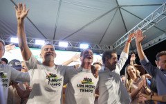 Deputado Amélio Cayres durante ato de filiação ao MDB, ao lado de Vicentinho Junior e Alexandre Guimarães, em Palmas 