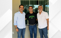 Divino Bethânia Júnior durante ato de filiação ao PSDB, ao lado de Vicentinho Júnior e Amélio Cayres